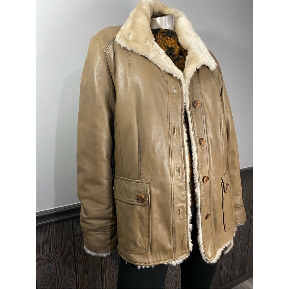 Danier tan leather barn/chore coat with faux shearling interior. - Picture 4 of 16